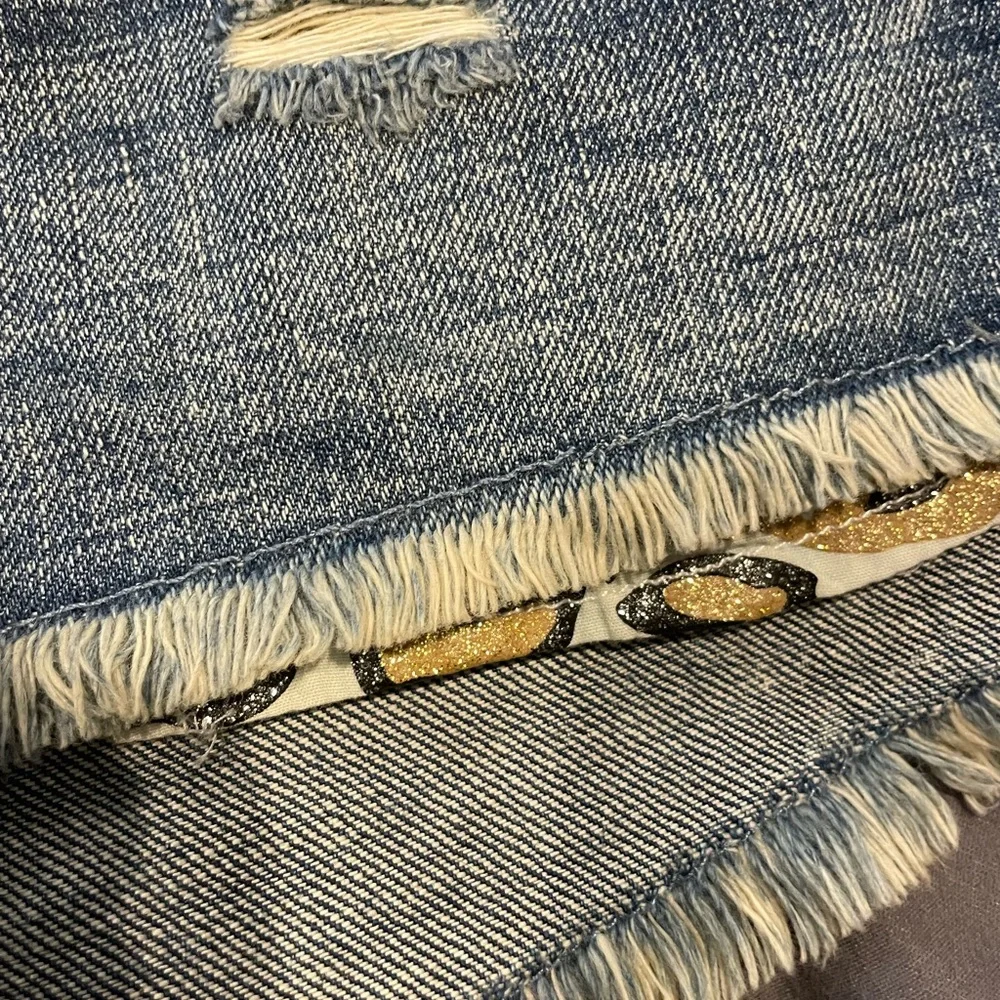 H&M women’s jean shorts. Glitter leopard print inside pocket detail. Size 4. NWT - Picture 3 of 7